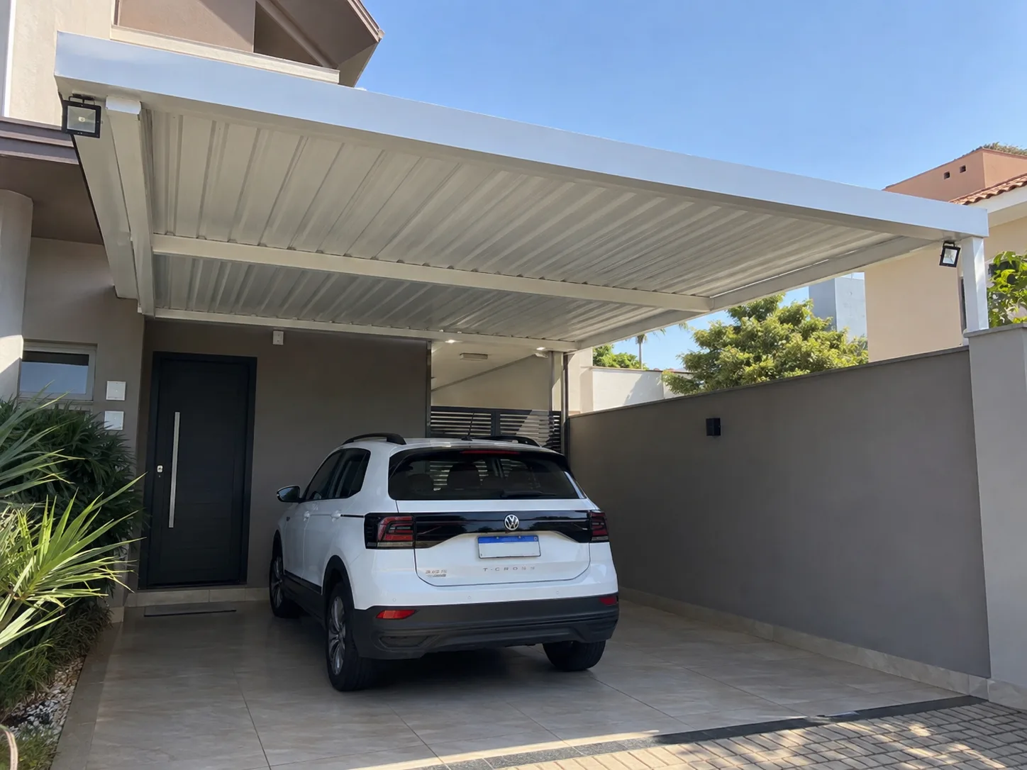 Cobertura de garagem com telha sanduíche